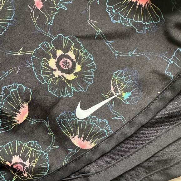 Nike Floral Black Women's Shorts Sz S - Picture 3 of 3